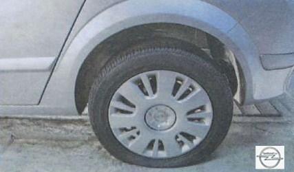 Спущенное колесо Opel Astra